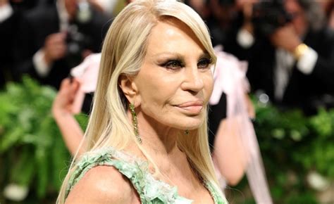 donatella versace fiatalon|Teljesen elcsúfította a plasztika a 69 éves, világhírű.